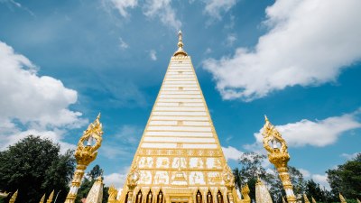 The Shwedagon Pagoda in Myanmar Glows With Old Promises