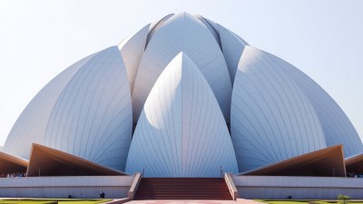 The Lotus Temple in India Folds Inward Before It Opens Out
