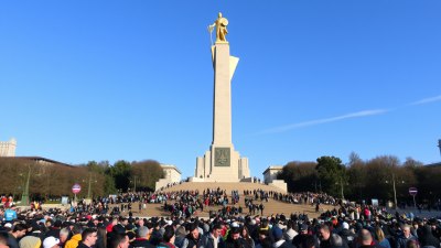 The Independence Monument in Kyiv, Ukraine Breathes With the Crowd
