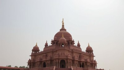 The Akshardham Temple in India Holds More Light Than It Can Contain