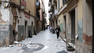 How Decay Became the Most Honest Guide in Naples